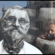 Brusel - p�ed billboardem italsk�ho v�robce s�r� Ivana Melliho